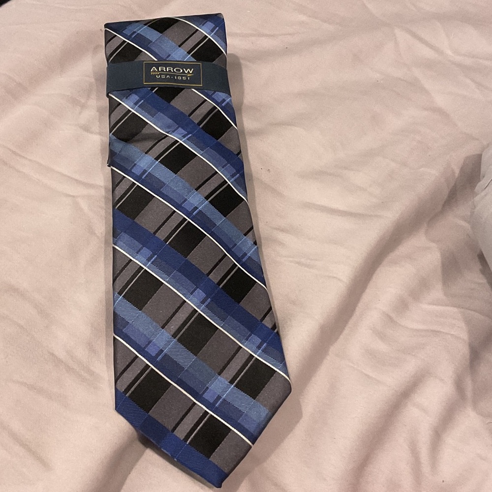 Arrow Men's Tie in Blue and Black Stripes